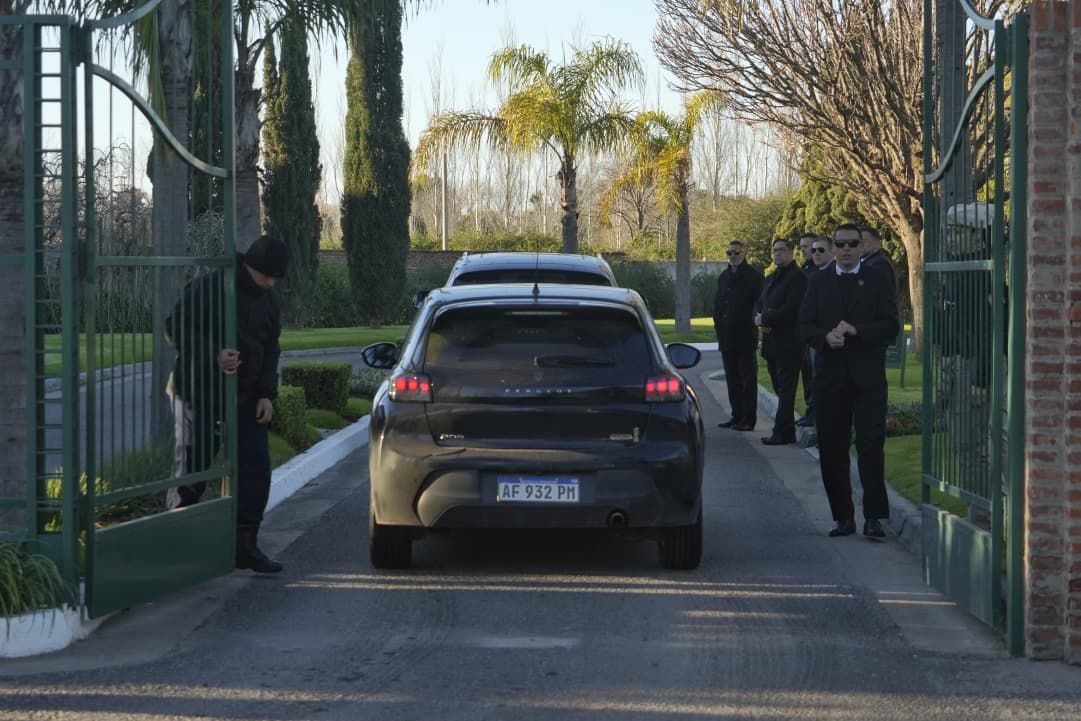 La Capital | Leo y su familia le dieron el último adiós a Jorge Messi en una ceremonia íntima