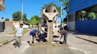 El municipio continúa pavimentando calles.