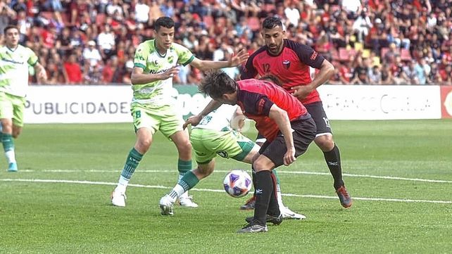 Colón falló en las dos áreas a lo largo de todo el Torneo. Está entre los seis equipos que menos goles convirtieron y entre los cinco que más le anotaron. Colón falló en las dos áreas a lo largo de todo el Torneo. Está entre los seis equipos que menos goles convirtieron y entre los cinco que más le anotaron.