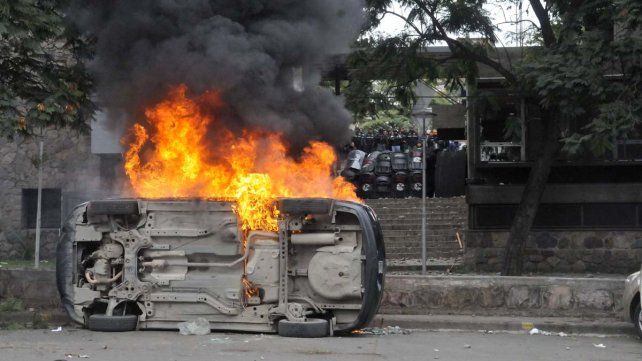 La policía de Jujuy reprime la protesta de manifestantes en la Legislatura donde se hacía la jura de la nueva Constitución. Morales apuntó al Gobierno nacional
