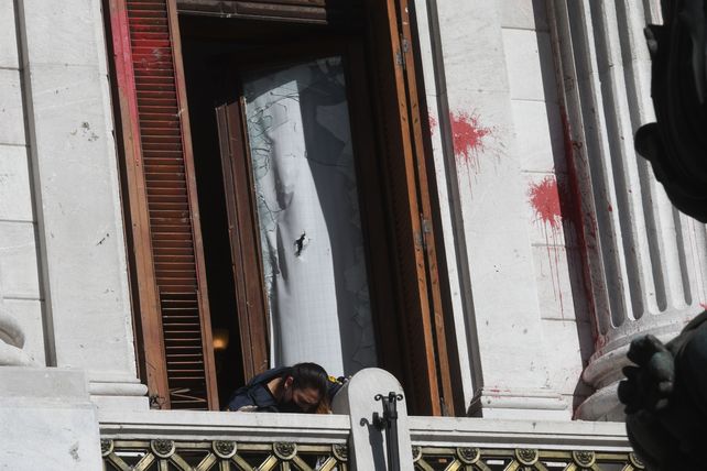 Manifestantes rompieron vidrios de la oficina de Cristina en el Senado y arrojaron bombas de pintura.