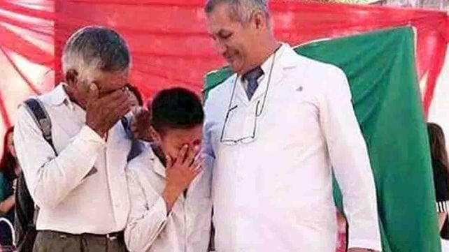 La historia de la foto de un nene y su abuelo llorando al terminar la escuela