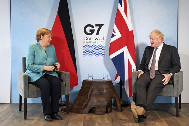 Angela Merkel junto al anfitrión del G7