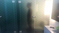 Silueta. El cuerpo de un hombre que ayer ingresó al baño intervenido del Castagnino. Tiene un vidrio ploteado semitransparente que generó debate. Silueta. El cuerpo de un hombre que ayer ingresó al baño intervenido del Castagnino. Tiene un vidrio ploteado semitransparente que generó debate.