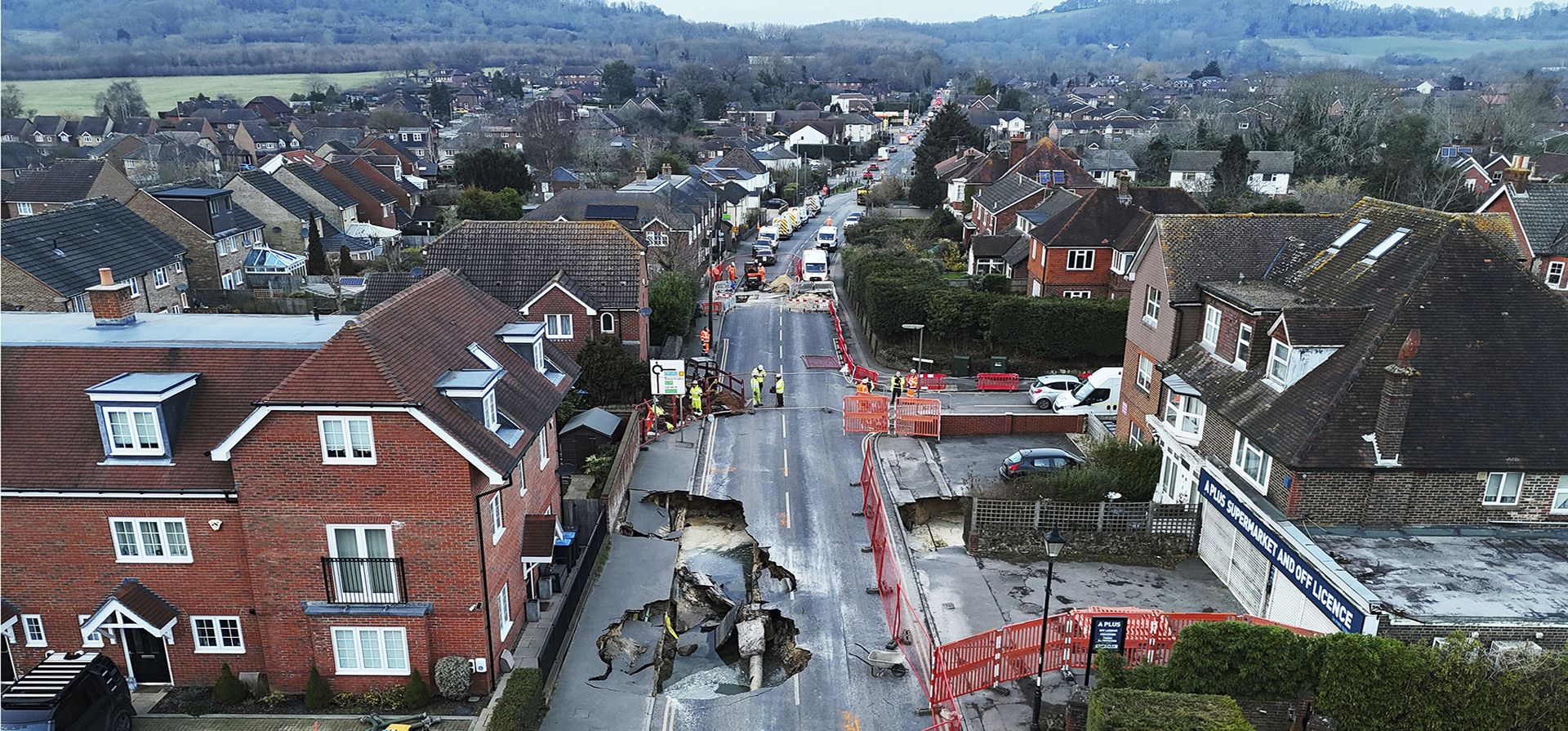 Un socavón de grandes dimensiones provocó la rotura de una calle en Godstone, Inglaterra, el 18 de febrero del 2025. (Jonathan Brady/PA via AP) Un socavón de grandes dimensiones provocó la rotura de una calle en Godstone, Inglaterra, el 18 de febrero del 2025. (Jonathan Brady/PA via AP)