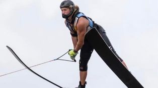 En el aire. El esquiador Tobías Giorgis se abre camino en un deporte poco difundido en Rosario.