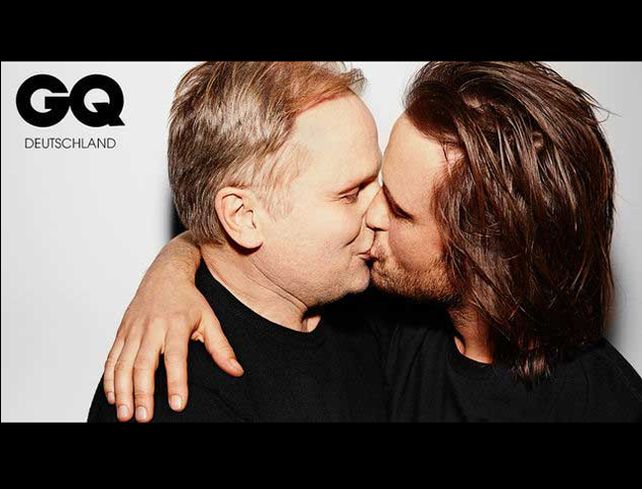 Hombres heterosexuales se besan en una campaña contra la homofobia