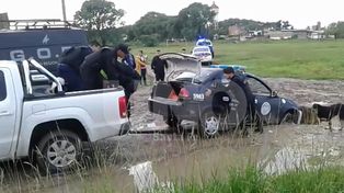 Video: así sacaron al patrullero del socavón en Bº Roma