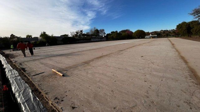 Estudiantes suma otro campo de césped sintético