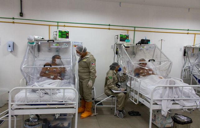 Lucha sin tregua. Intensa actividad en una sala de terapia intensiva en la ciudad amazónica de Manaos.&nbsp;