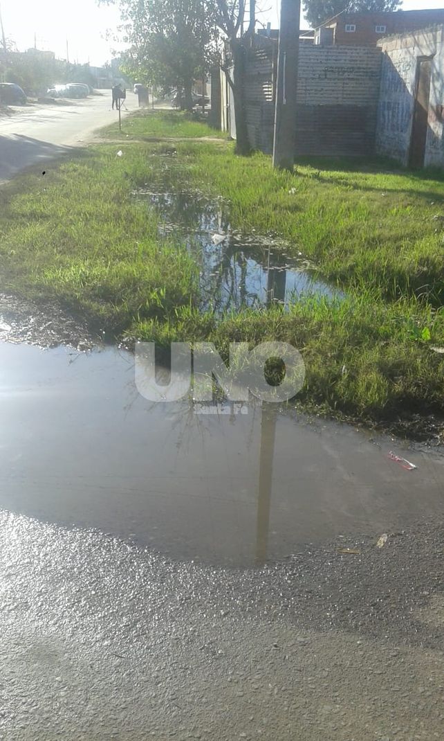 Problemas. Caños rotos y desagües tapados generan serios inconvenientes en el barrio.