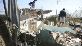 Vecinos destruyeron una casa en la que dijeron que había un búnker