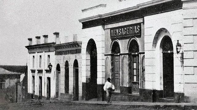 Bajada grande (hoy Sargento Cabral) en una fotografía de 1866 con los almacenes aduaneros de fondo.&nbsp; 