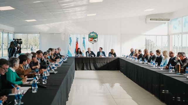 Rogelio Frigerio encabezó una reunión de gabinete conjunto en Larroque y habló de obras de bacheos