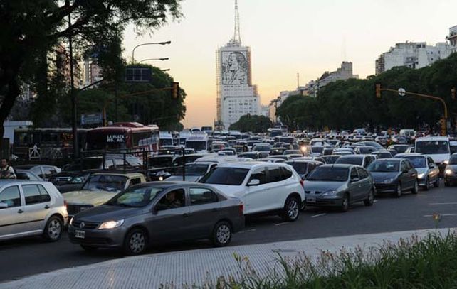 La calles céntricas quedaron convertidas en un laberinto. Salieron de servicio subtes y trenes.