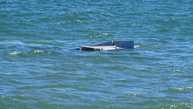 En el agua.&nbsp;La avioneta se hundió cerca de la orilla en la Playa Mansa de Punta del Este.&nbsp;