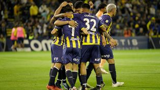 El festejo de los jugadores de Central frente al puntero Vélez, en una de las mejores actuaciones de los últimos tiempos. Matías Lequi estudia el once para Defensa y Justicia.