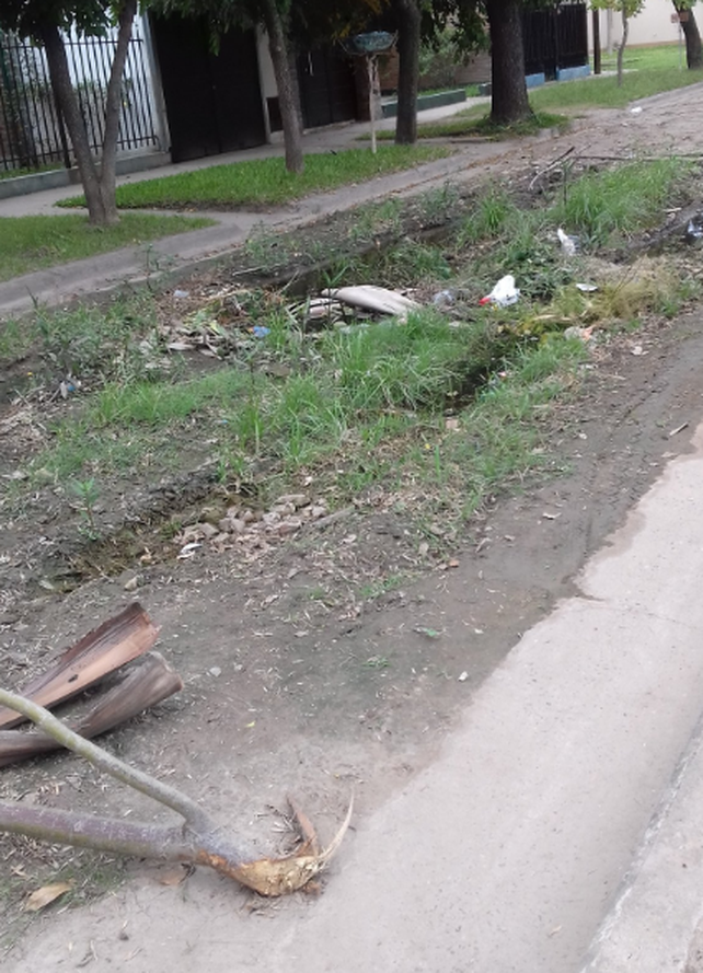 Vecinos de barrio Fonavi se organizaron para tapar un gran pozo
