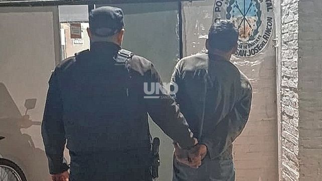 Insólito en San José del Rincón: Policías hallaron a un ladrón escondido en un sommier tras entrar a robar una casa