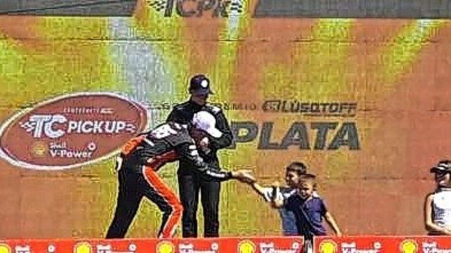 Emotivo gesto de Canapino hacia los hijos de Werner en el podio de La Plata.