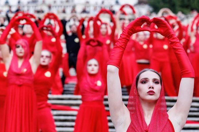 Activistas realizan una presentación en el Día Internacional para la Eliminación de la Violencia contra la Mujer
