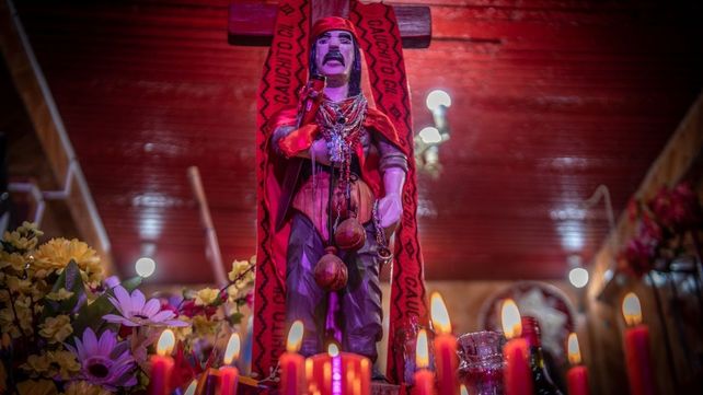 Santuario al Gauchito Gil con velas y ofrendas de color rojo que le dejan sus fieles.