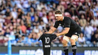 El capitán de los All Blacks Sam Cane, quien le rindió homenaje a Maradona, anunció su retiro del seleccionado.