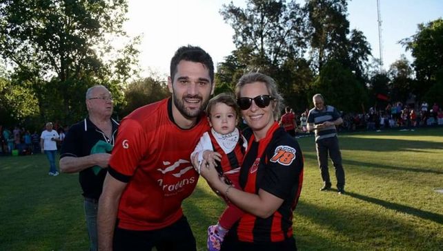 El capitán. Emiliano Bonomelli junto a su esposa Celeste D Angelo y su hija (Olivia).&nbsp; 