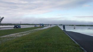 Cortaron nuevamente la autopista hacia Rosario por el desborde del arroyo Colastiné