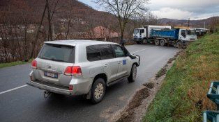 Camiones bloquean la ruta en Rudare, un pueblo de mayoría serbia en el norte de Kosovo.