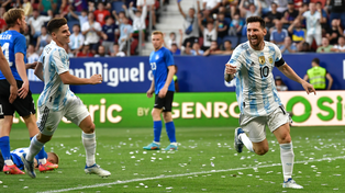 Messi celebra el tercer gol y busca a Molina, responsable de habilitarlo con un centro.