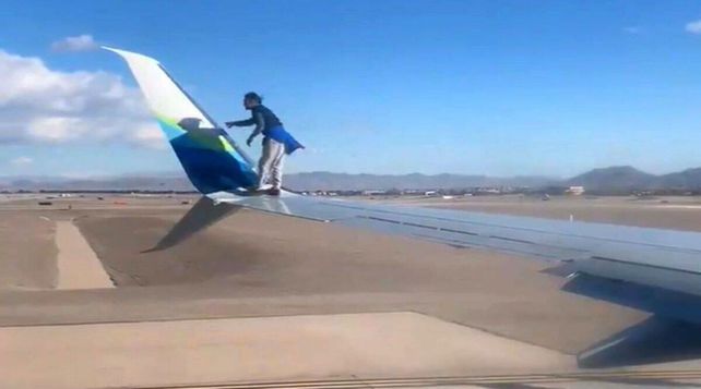 Un hombre se subió al ala de un avión de Alaska Airlines en el aeropuerto de Las Vegas.&nbsp;