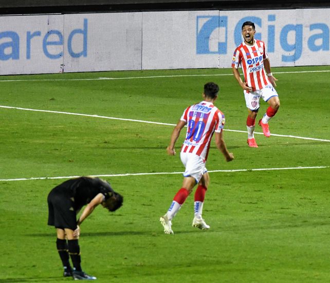 Lo liquidó. Mauro Luna Diale cerró la cuenta con un derechazo cruzado y Juan Nardoni (30) se une al festejo.