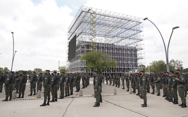 El ministro de Seguridad de la Nación acompañó el desembarco de casi 600 gendarmes en la cuidad. Los efectivos de Gendarmería provenientes de diversos destacamentos móviles del país, reforzarán la seguridad en los barrios más conflictivos de Rosario.