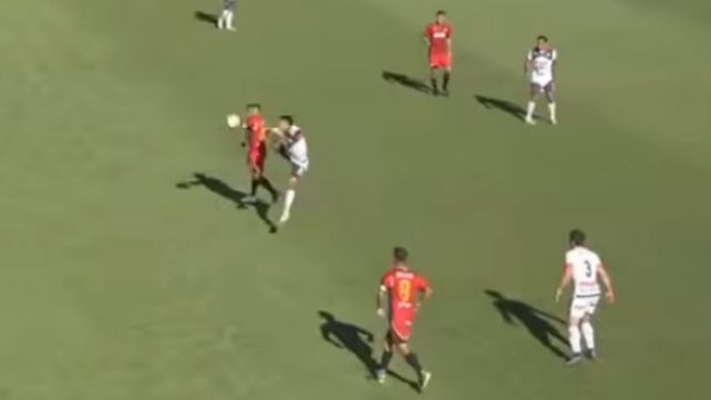 El momento del impacto del zaguero&nbsp; charrúa en la espalda del jugador de Deportivo Español.