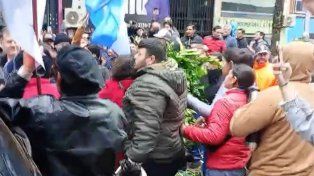 Yerbateros acudieron al Centro Cívico de Oberá, Misiones, para expresar sus reclamos durante la visita de Karina Milei y Martín Menem. VIDEO