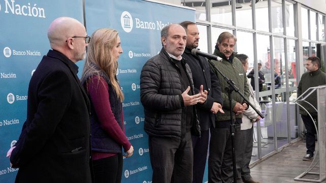 En el terreno. Hecker llegó a Agroactiva con los directores del banco para presentar una agresiva oferta crediticia para la compra de maquinaria agrícola.