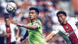 Manchester United sumó de a tres con gran tarea de Martínez y debut de Casemiro.