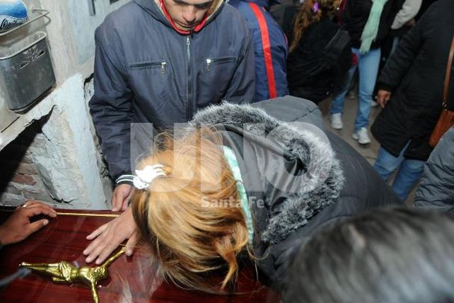 Dolor infinito en el entierro de la joven asesinada por su ex pareja