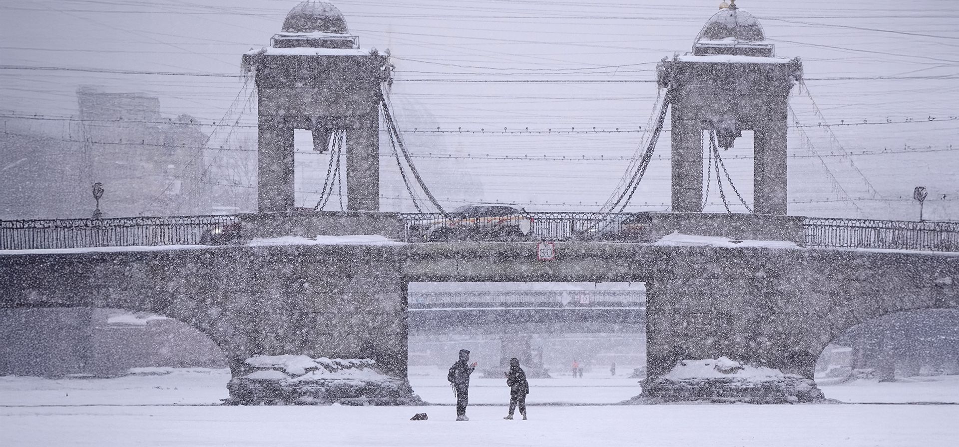 Personas caminan sobre el río Fontanka congelado durante una nevada en San Petersburgo, Rusia, el miércoles 28 de enero de 2026. (Foto AP/Dmitri Lovetsky) Personas caminan sobre el río Fontanka congelado durante una nevada en San Petersburgo, Rusia, el miércoles 28 de enero de 2026. (Foto AP/Dmitri Lovetsky)