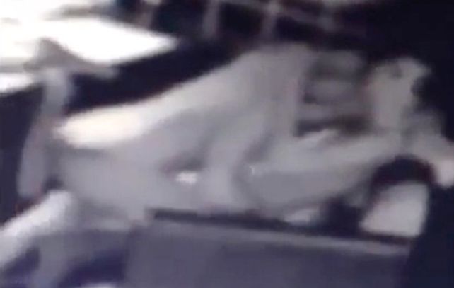 Los camareros se congregaron frente a un monitor de videovigilancia a presenciar el espectáculo.