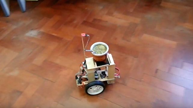 Un santafesino inventó un robot que reparte mates para que tomen todos