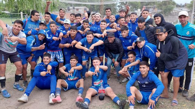 De fiesta. La V azulada de Villa Gobernador Gálvez venció a Banco y logró el ascenso a la A. &nbsp; 