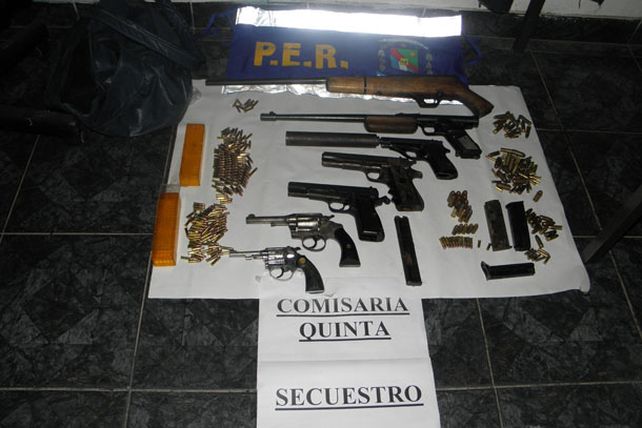 La policía secuestró un arsenal y centenares de motopartes