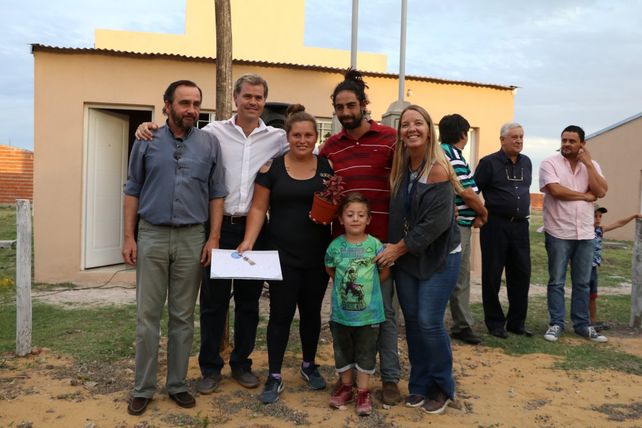 El intendente con una de las familias beneficiadas. Foto Municipalidad de Gualeguaychú.&nbsp;