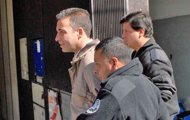 Escoltado. César Ghirardi el día que fue condenado a prisión perpetua en 2010