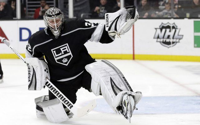 El arquero de Los Angeles Kings, Jonathan Quick, detiene un disparo durante el tercer período de un partido de hockey de la NHL contra el Colorado Avalanche en Los Ángeles.