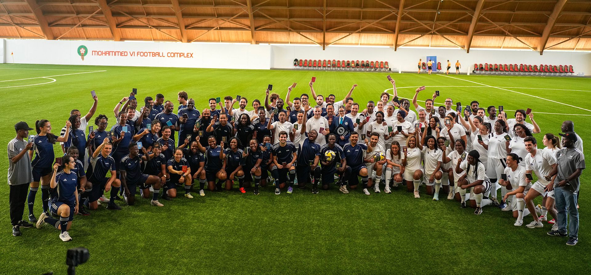 Jugadores posan con sus pasaportes antes de participar en un partido de exhibición de fútbol organizado por la FIFA, que intenta batir el récord Guinness de mayor número de nacionalidades en un partido, en Rabat, Marruecos, el miércoles 5 de noviembre de 2025. (Foto AP/Mosa'ab Elshamy) Jugadores posan con sus pasaportes antes de participar en un partido de exhibición de fútbol organizado por la FIFA, que intenta batir el récord Guinness de mayor número de nacionalidades en un partido, en Rabat, Marruecos, el miércoles 5 de noviembre de 2025. (Foto AP/Mosa'ab Elshamy)