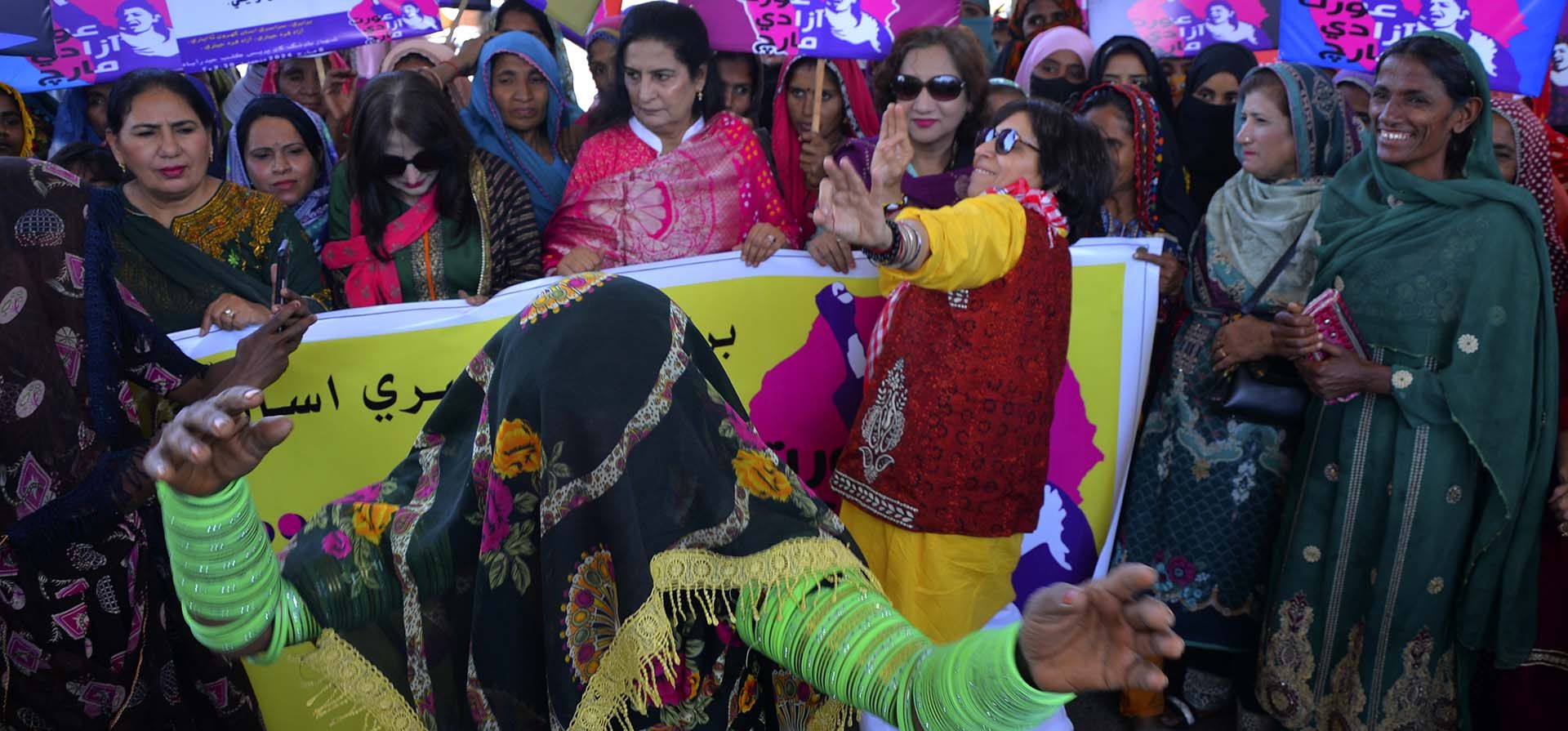 Las mujeres bailan durante una manifestación convocada por una organización socialista-feminista para conmemorar el Día Internacional de la Mujer, en Hyderabad, Pakistán, el viernes 8 de marzo de 2024. Foto AP/Pervez Masih) Las mujeres bailan durante una manifestación convocada por una organización socialista-feminista para conmemorar el Día Internacional de la Mujer, en Hyderabad, Pakistán, el viernes 8 de marzo de 2024. Foto AP/Pervez Masih)