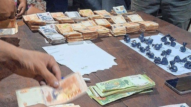 Dinero en efectivo y envoltorios de estupefacientes fueron encontrados en los allanamientos.